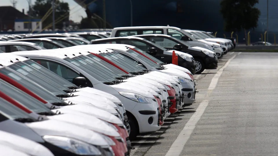Carros da Hyundai perto de um cargueiro
