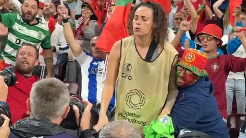 De arrepiar. O forte apoio dos portugueses à seleção feminina na Suíça
