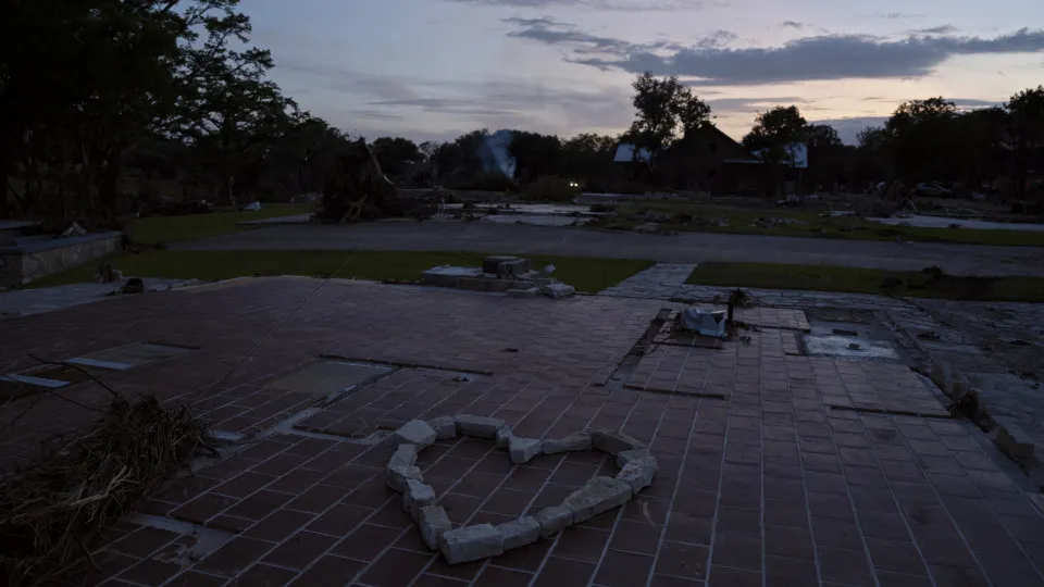 Irmãs que morreram nas cheias no Texas foram encontradas de mãos dadas