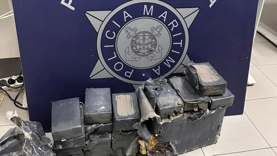Mergulhadores retiram 32kg de droga de praia em Tavira. Estava a 3 metros