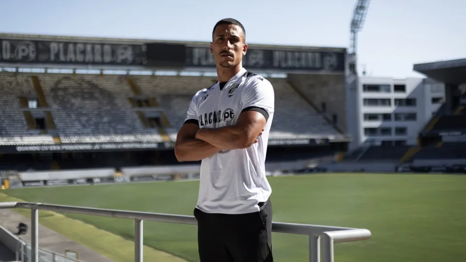 Oficial: Defesa Rodrigo Abascal deixa Boavista e reforça Vitória SC