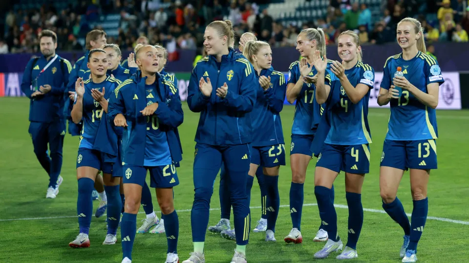 LUCERNE, SWITZERLAND - JULY 08: The players of Sweden show their appreciation to the fans following their victory and subsequent progression into the quarter-finals in the UEFA Women's EURO 2025 Group C match between Poland and Sweden at Luzern Arena on J