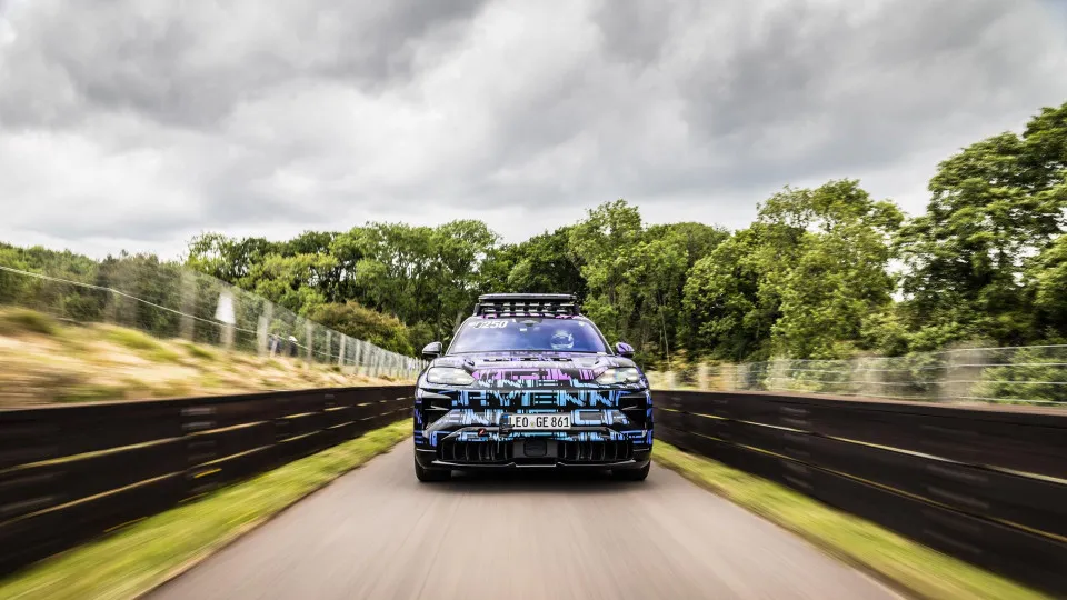 Porsche Cayenne Electric bateu recorde no Reino Unido