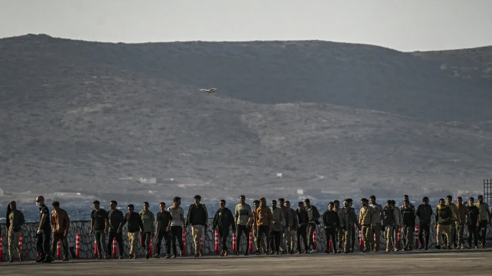 Autoridades da Grécia recolheram 500 migrantes ao largo de Creta