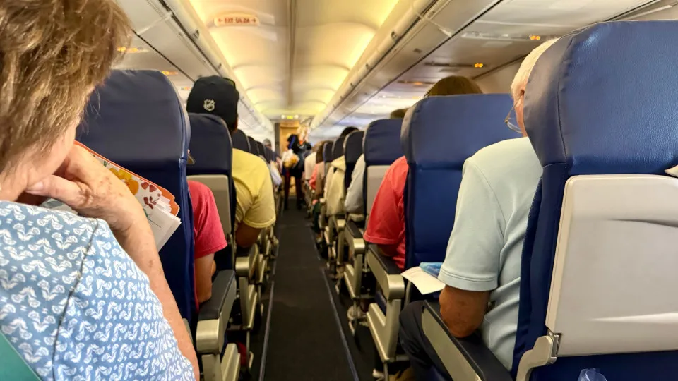 Férias, viagem marcada... sabe como escolher lugar no avião? Sete dicas