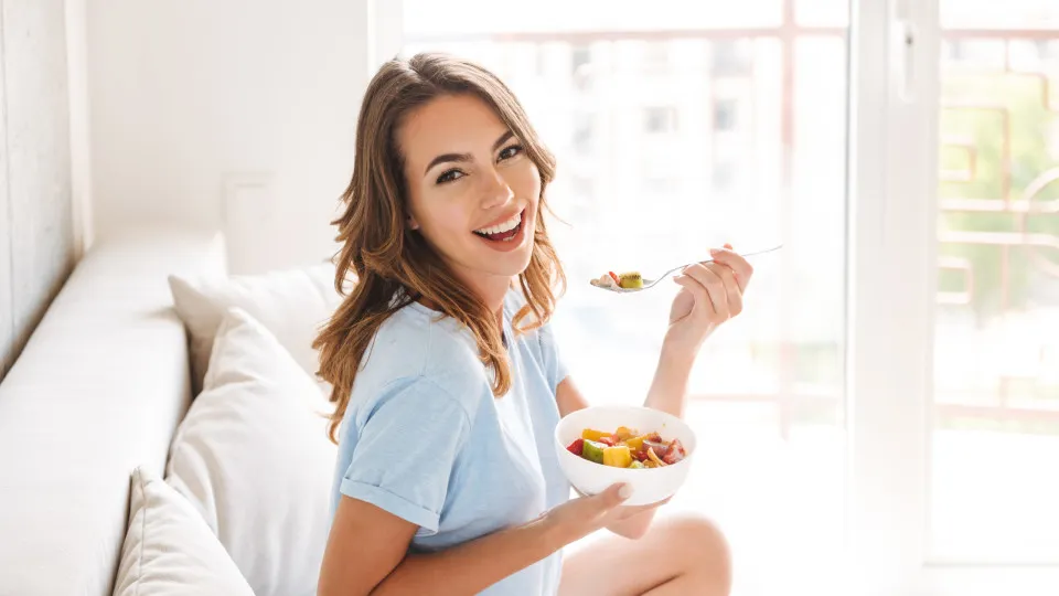 Fruta, mulher a comer fruta