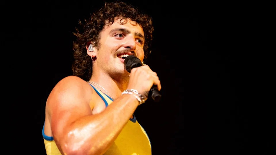 MILWAUKEE, WISCONSIN - JULY 03: Benson Boone performs onstage during weekend three, day one of Summerfest 2025 at Henry Maier Festival Park on July 03, 2025 in Milwaukee, Wisconsin. (Photo by Joshua Applegate/Getty Images)