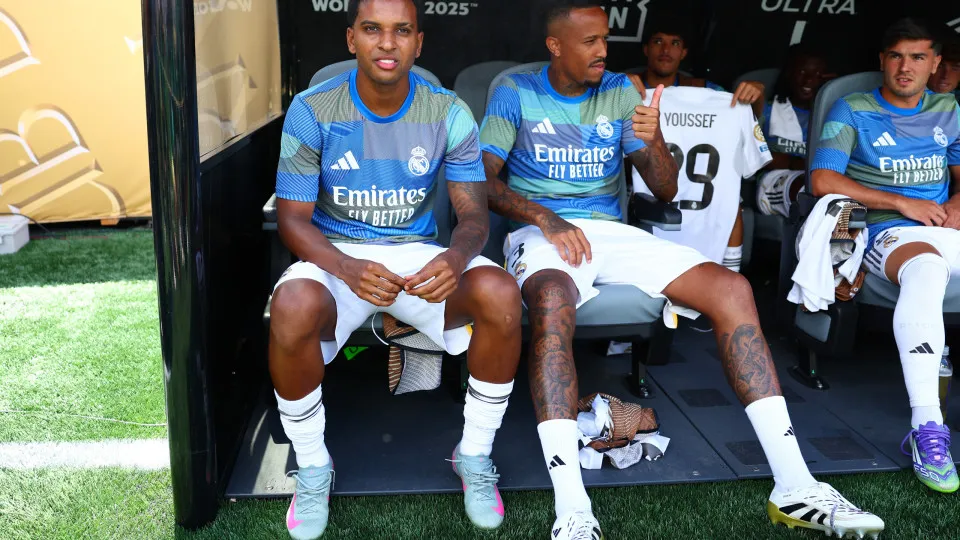 EAST RUTHERFORD, NEW JERSEY - JULY 09: Rodrygo (L) of Real Madrid looks on from the bench during the FIFA Club World Cup 2025 semi-final match between Paris Saint-Germain and Real Madrid CF at MetLife Stadium on July 09, 2025 in East Rutherford, New Jerse