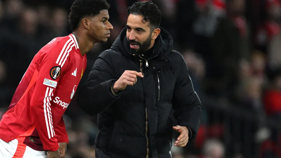 MANCHESTER, ENGLAND - NOVEMBER 28: Ruben Amorim, Head Coach of Manchester United, speaks to Marcus Rashford of Manchester United as he prepares to enter the pitch as a substitute during the UEFA Europa League 2024/25 League Phase MD5 match between Manches