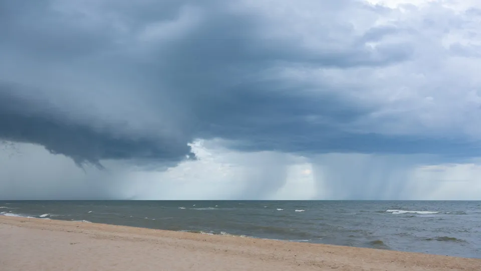 praia, céu nublado