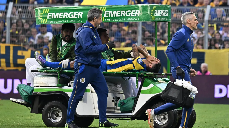 ROSARIO, ARGENTINA - JULY 12: Ángel Di María of Rosario Central leaves the field injured during a Torneo Clausura Betano 2025 match between Rosario Central and Godoy Cruz at Estadio Gigante de Arroyito on July 12, 2025 in Rosario, Argentina. (Photo by L