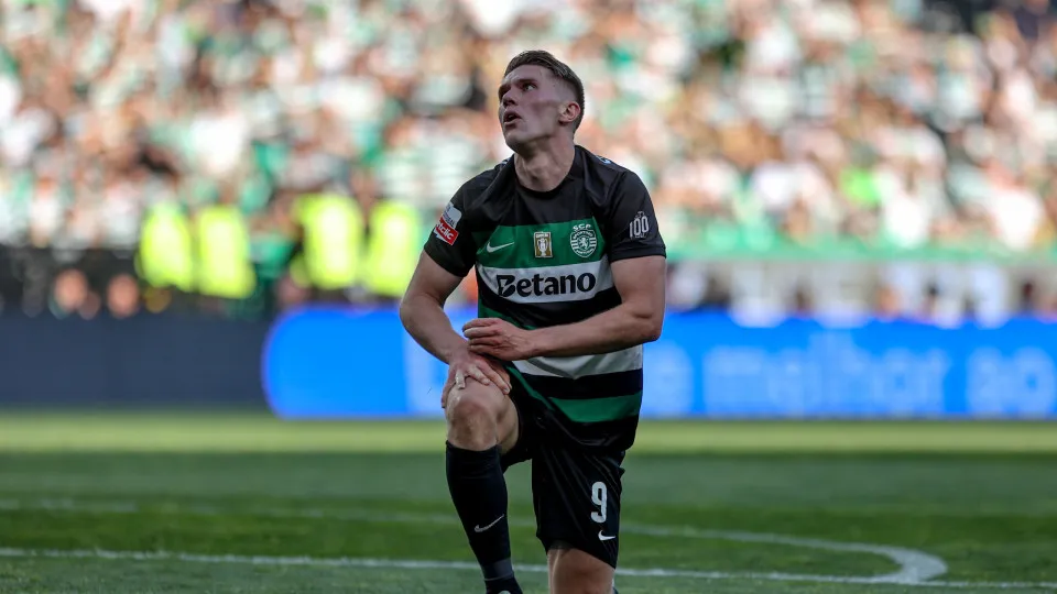 Viktor Gyokeres participates in the Liga Portugal Betclic match between Sporting CP and Vitoria SC at Estadio Jose de Alvalade in Lisbon, Portugal, on May 17, 2025. (Photo by Valter Gouveia/NurPhoto via Getty Images)