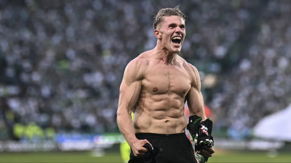 Sporting Lisbon's Swedish forward #09 Viktor Gyokeres celebrates his goal during the Portuguese League football match between Sporting CP and Vitoria Guimaraes SC at Jose Alvalade stadium in Lisbon, on May 17, 2025. (Photo by PATRICIA DE MELO MOREIRA / AF