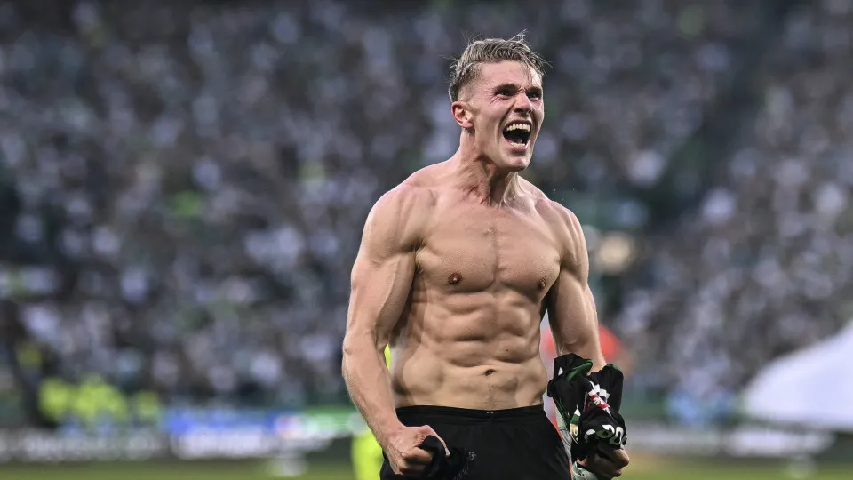 Sporting Lisbon's Swedish forward #09 Viktor Gyokeres celebrates his goal during the Portuguese League football match between Sporting CP and Vitoria Guimaraes SC at Jose Alvalade stadium in Lisbon, on May 17, 2025. (Photo by PATRICIA DE MELO MOREIRA / AF