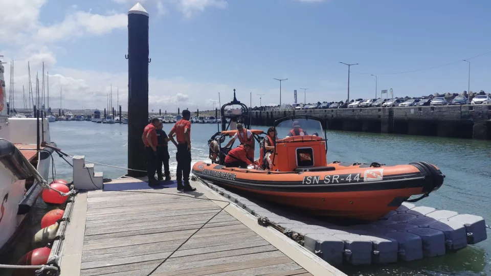 Jovem e idoso resgatados na Berlenga. Mais velho caiu em embarcação