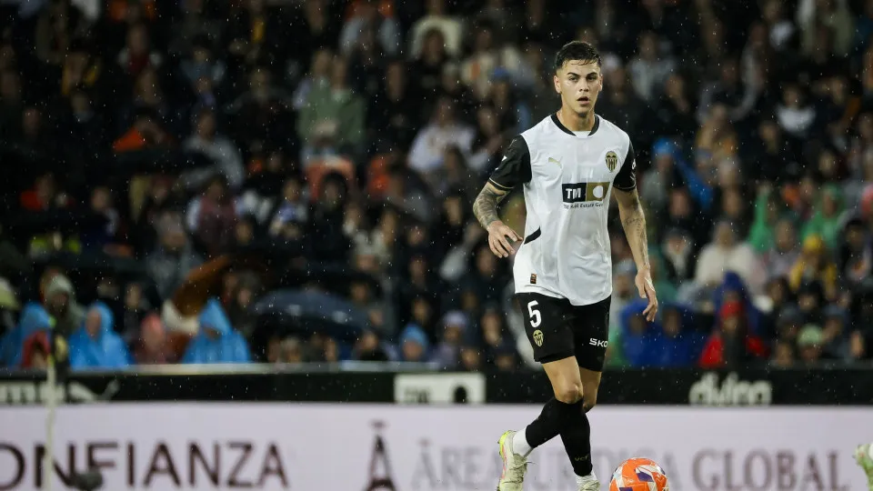 Enzo Barrenechea of Valencia CF plays during the La Liga match between Valencia CF and RCD Espanyol at Mestalla Stadium in Valencia, Spain, on April 22, 2025. (Photo by Jose Miguel Fernandez/NurPhoto via Getty Images)