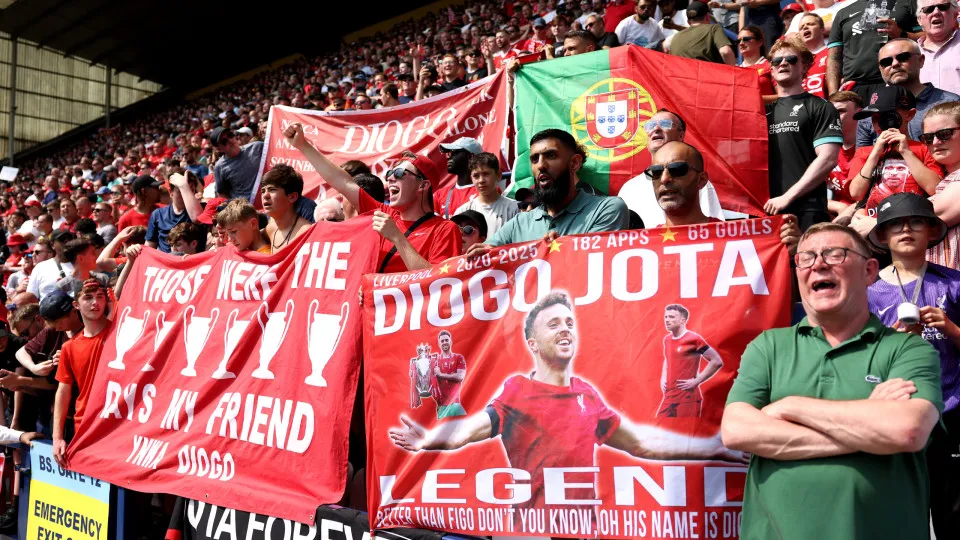 Nunca caminharás sozinho, Diogo. Liverpool vence e não esquece Jota