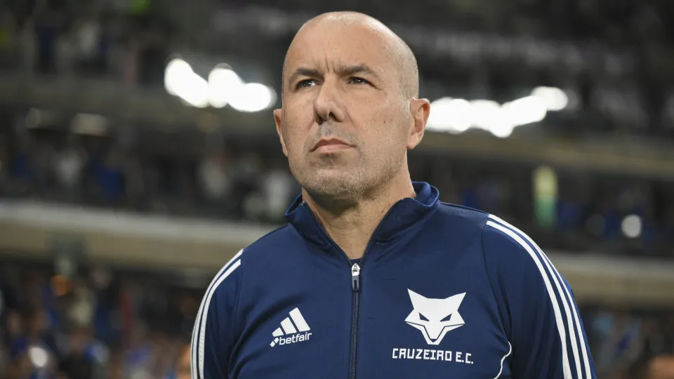 BELO HORIZONTE, BRAZIL - JULY 13: Leonardo Jardim head coach of Cruzeiro before a match between Cruzeiro and Gremio as part of Brasileirao 2025 at Mineirão Stadium on July 13, 2025 in Belo Horizonte, Brazil. (Photo by Pedro Vilela/Getty Images)