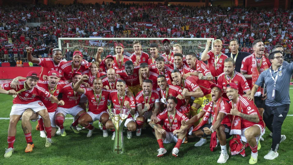 AVEIRO, PORTUGAL - AUGUST 9: Roger Schmidt, Samuel Soares, Andre Gomes, Odysseas Vlachodimos, Leo Kokubo, Joao Victor, Tomas Araujo, Alexander Bah, Lucas Verissimo, Nicolas Otamendi, Antonio Silva, Morato, David Jurasek, Mihailo Ristic, Florentino Luis, J