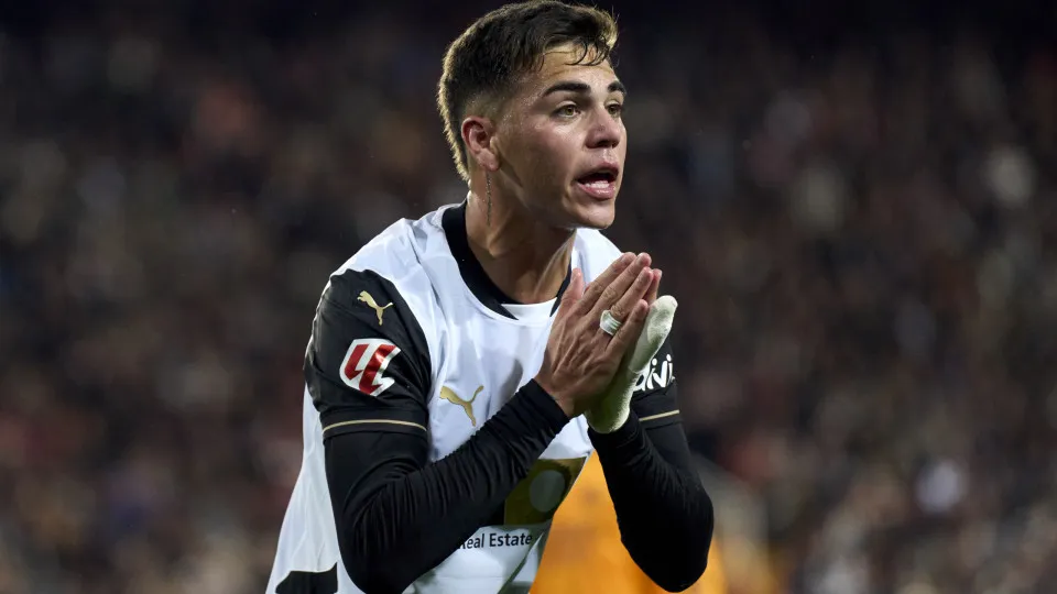 VALENCIA, SPAIN - JANUARY 03: Enzo Barrenechea of Valencia CF reacts during the LaLiga match between Valencia CF and Real Madrid CF at Estadio Mestalla on January 03, 2025 in Valencia, Spain. (Photo by Diego Souto/Getty Images)