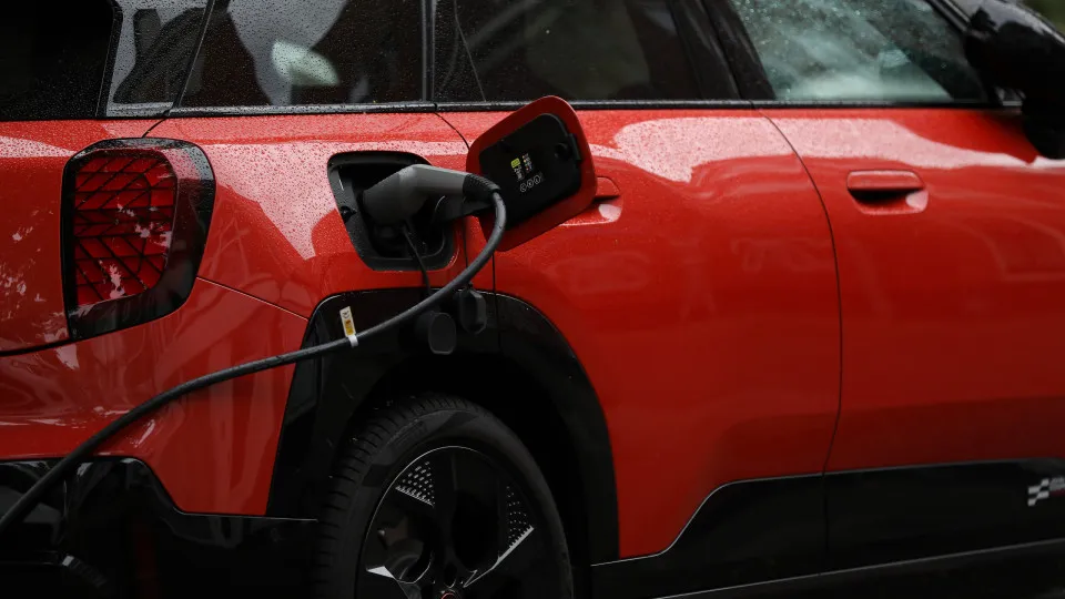 Carro elétrico a carregar em Haia, Países Baixos.