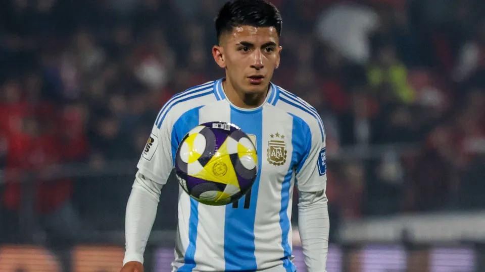 SANTIAGO, CHILE - JUNE 5: Thiago Almada of Argentina controls the ball during the FIFA World Cup 2026 Qualifier match between Chile and Argentina  at Estadio Nacional de Chile on June 5, 2025 in Santiago, Chile. (Photo by Marcelo Hernandez/Getty Images)