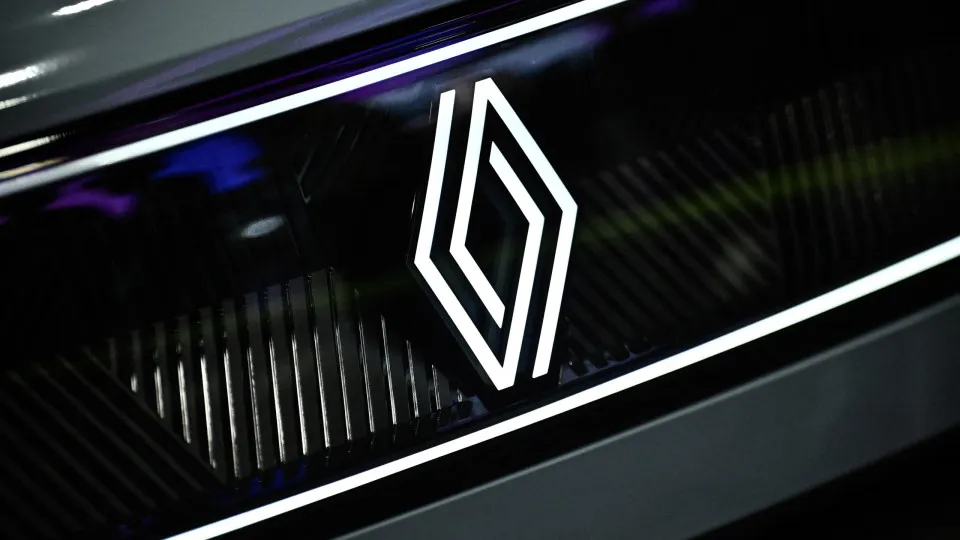Renault logo na grelha de um carro.