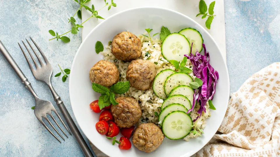 almôndegas de quinoa e couve-flor