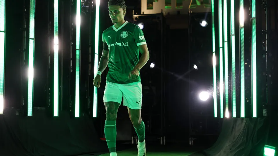 PHILADELPHIA, PENNSYLVANIA - JULY 04: Richard Rios #8 of Palmeiras walks out of the tunnel prior to the FIFA Club World Cup 2025 quarter final match between SE Palmeiras and Chelsea FC at Lincoln Financial Field on July 04, 2025 in Philadelphia, Pennsylva