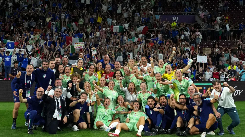 GENEVA, SWITZERLAND - JULY 16: Players and staff of Italy celebrate as they pose for a photo in front of fans following the team's victory in the UEFA Women's EURO 2025 Quarter-Final match between Norway and Italy at Stade de Geneve on July 16, 2025 in Ge