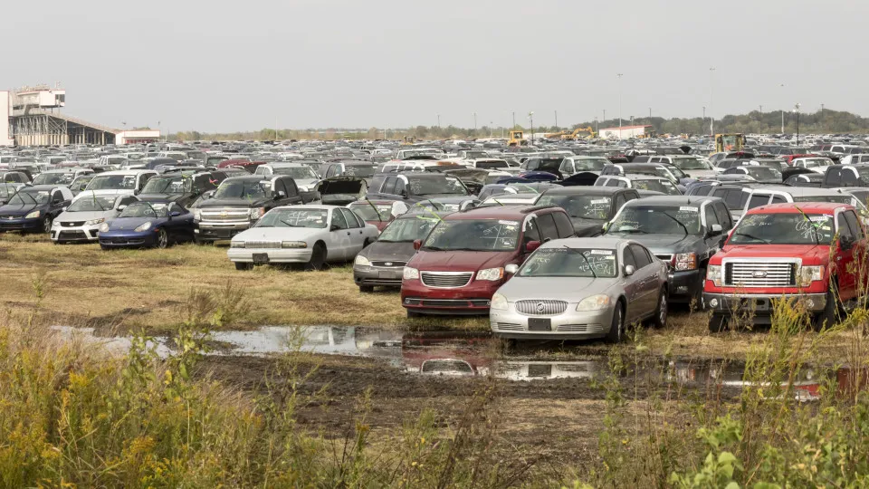Carros no meio de terreno inundado