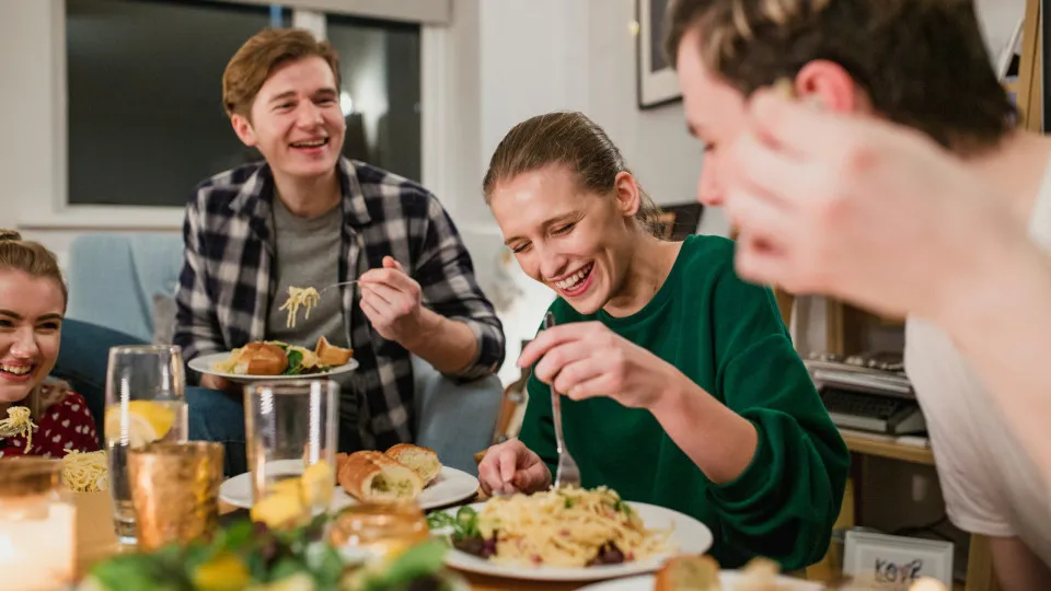 Receitas, esparguete, família a comer