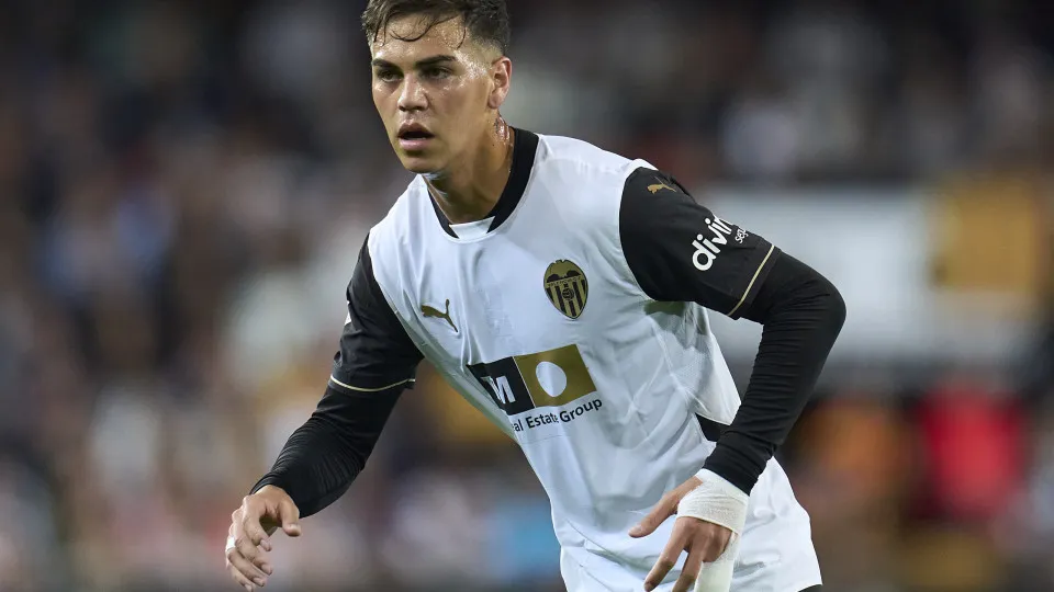 VALENCIA, SPAIN - DECEMBER 07: Enzo Barrenechea of Valencia CF looks on during the LaLiga match between Valencia CF and Rayo Vallecano at Estadio Mestalla on December 07, 2024 in Valencia, Spain. (Photo by Aitor Alcalde Colomer/Getty Images)