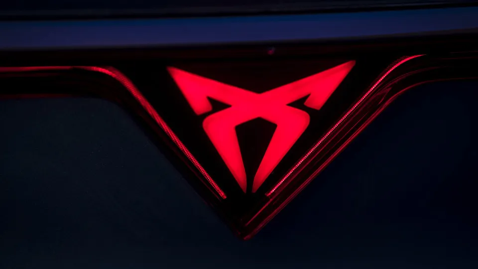 Logótipo da Cupra em vermelho.