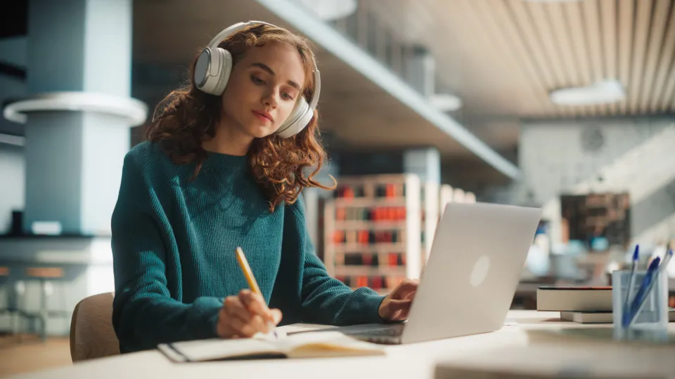 Jovem a estudar