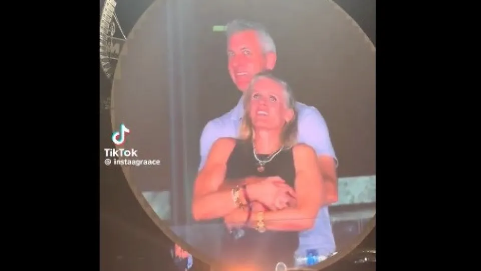 Coldplay 'apanham' ... traidores. Casal vira alvo de memes