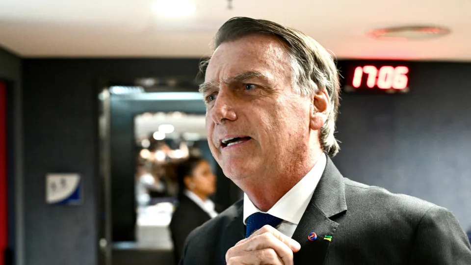 Supremo ordena reforço de vigilância a Jair Bolsonaro por risco de fuga