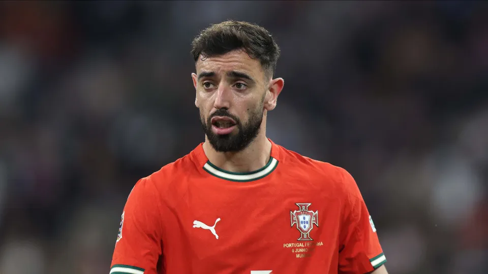 Bruno Fernandes desfalca Portugal na visita a Dublin por castigo