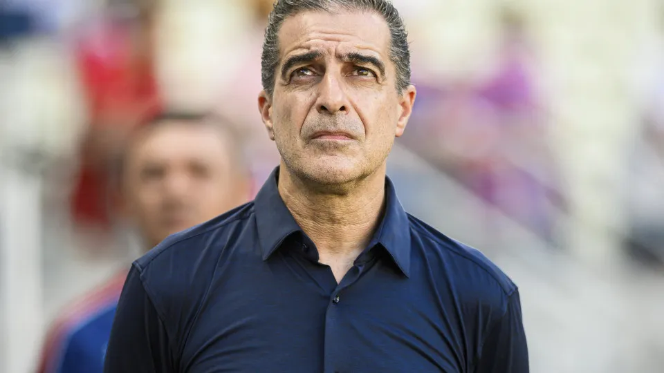 FORTALEZA, BRAZIL - JULY 19: Head Coach of Fortaleza, Renato Paiva looks on prior to the Brasileirao 2025 match between Fortaleza and Bahia at Castelao Stadium on July 19, 2025 in Fortaleza, Brazil. (Photo by Davi Rocha/Sports Press Photo/Getty Images)