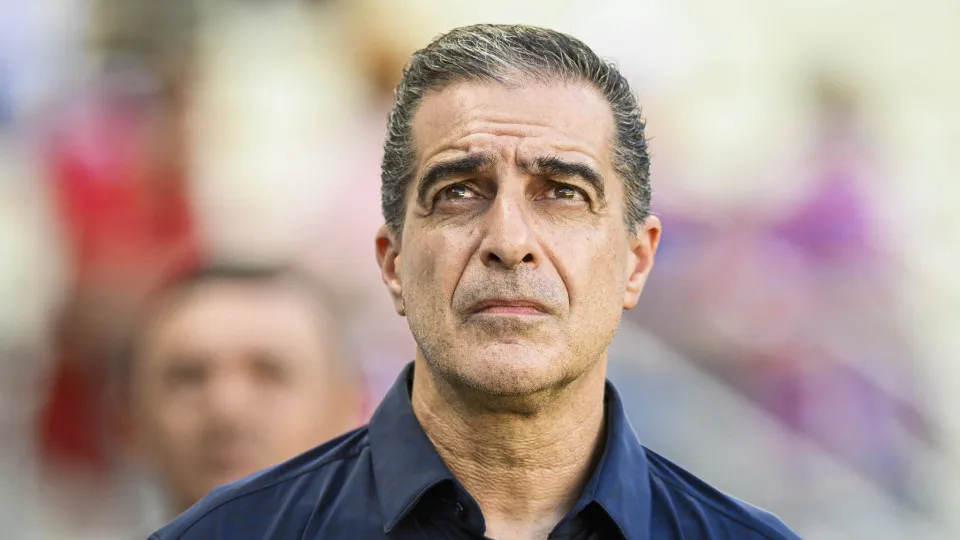 FORTALEZA, BRAZIL - JULY 19: Head Coach of Fortaleza, Renato Paiva looks on prior to the Brasileirao 2025 match between Fortaleza and Bahia at Castelao Stadium on July 19, 2025 in Fortaleza, Brazil. (Photo by Davi Rocha/Sports Press Photo/Getty Images)