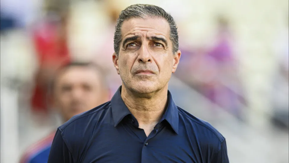 FORTALEZA, BRAZIL - JULY 19: Head Coach of Fortaleza, Renato Paiva looks on prior to the Brasileirao 2025 match between Fortaleza and Bahia at Castelao Stadium on July 19, 2025 in Fortaleza, Brazil. (Photo by Davi Rocha/Sports Press Photo/Getty Images)