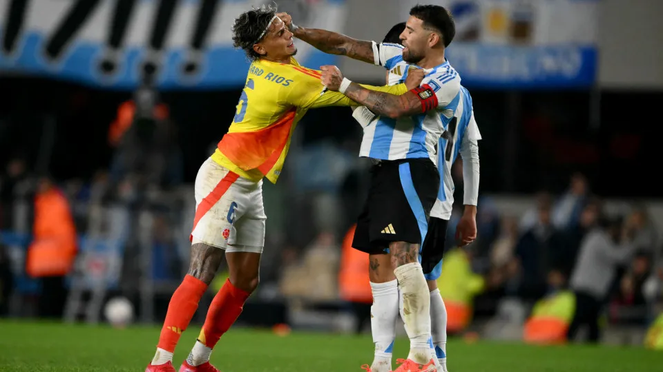 TOPSHOT - Colombia's midfielder #06 Richard Rios argues with Argentina's defender #19 Nicolas Otamendi during the 2026 FIFA World Cup South American qualifiers football match between Argentina and Colombia at the Mas Monumental stadium in Buenos Aires, on