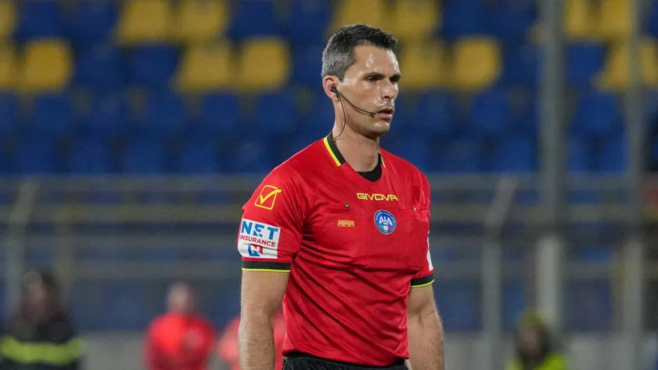 Referee Matteo Marchetti during the Serie B match between SS Juve Stabia and US Salernitana at Stadio Romeo Menti Castellammare Di Stabia Italy on 5 April 2025. (Photo by Franco Romano/NurPhoto via Getty Images)
