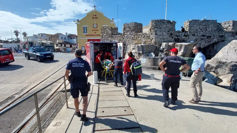 Mulher hospitalizada após fraturar as pernas em queda nas Berlengas