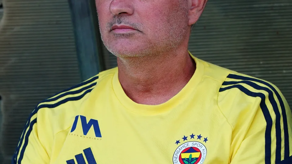 ALBUFEIRA, PORTUGAL - JULY 20: Head Coach Jose Mourinho of Fenerbahce before the start of the Pre-Season Friendly match between Uniao de Leiria and Fenerbahce at Estadio Municipal de Albufeira on July 20, 2025 in Faro, Portugal. (Photo by Gualter Fatia/Ge