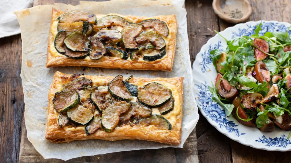 Tarte curgete e cebola caramelizada