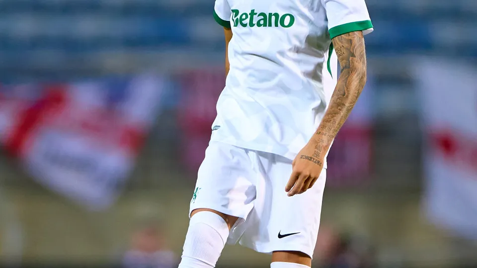 FARO, PORTUGAL - JULY 21: Zeno Koen Debast of Sporting CP in action during the pre-season friendly match between Sunderland and Sporting CP at Estadio Algarve on July 21, 2025 in Faro, Portugal. (Photo by Fran Santiago/Getty Images)