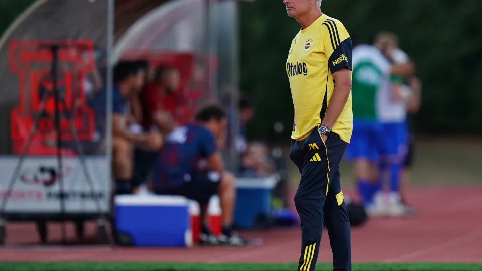 ALBUFEIRA, PORTUGAL - JULY 20: Head Coach Jose Mourinho of Fenerbahce in action during the Pre-Season Friendly match between Uniao de Leiria and Fenerbahce at Estadio Municipal de Albufeira on July 20, 2025 in Faro, Portugal. (Photo by Gualter Fatia/Getty