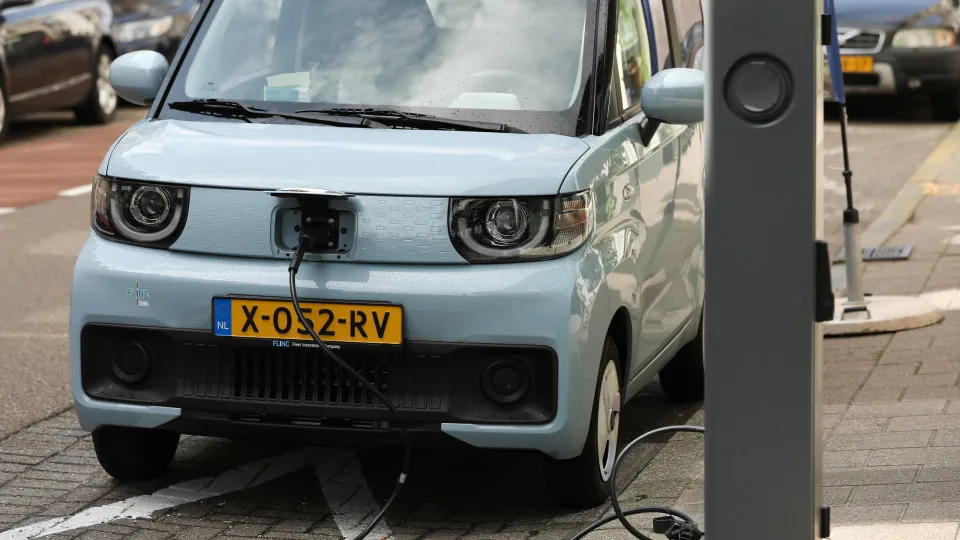 Carro elétrico a ser carregado em Haia.