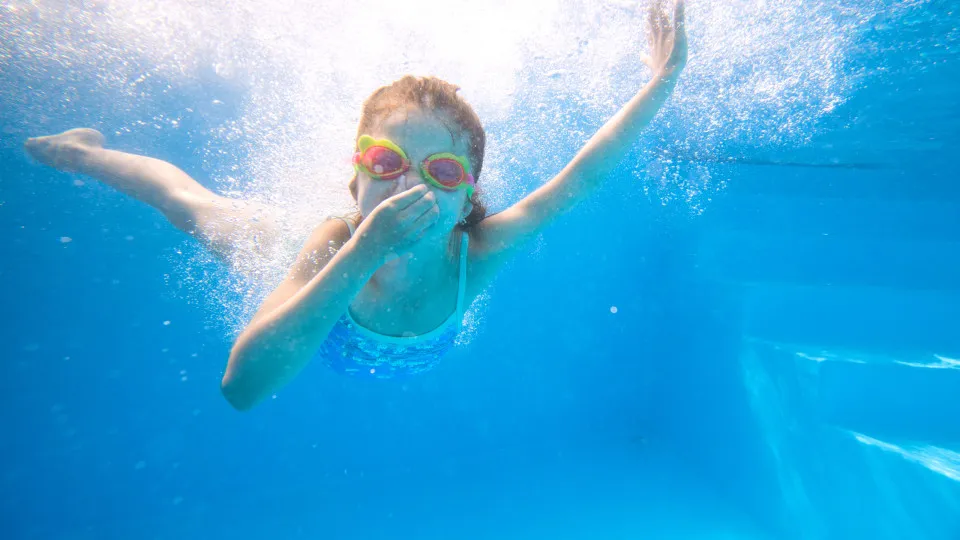 Piscina; criança; cloro; cheiro
